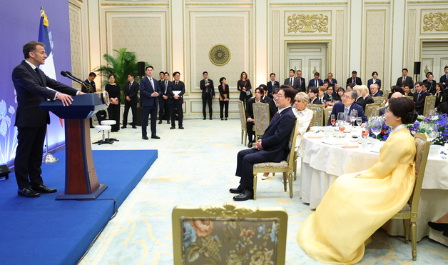 환영사에 답사하는 마크롱 대통령