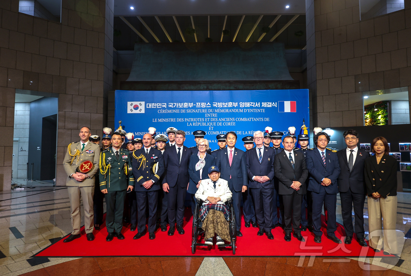 (서울=뉴스1) = 권오을 국가보훈부 장관이 2일 오후 서울시 용산구 전쟁기념관에서 열린 대한민국 국가보훈부-프랑스 국방보훈부 양해각서 체결식에 참석해 카트린 보트랭 프랑스 국방보 …