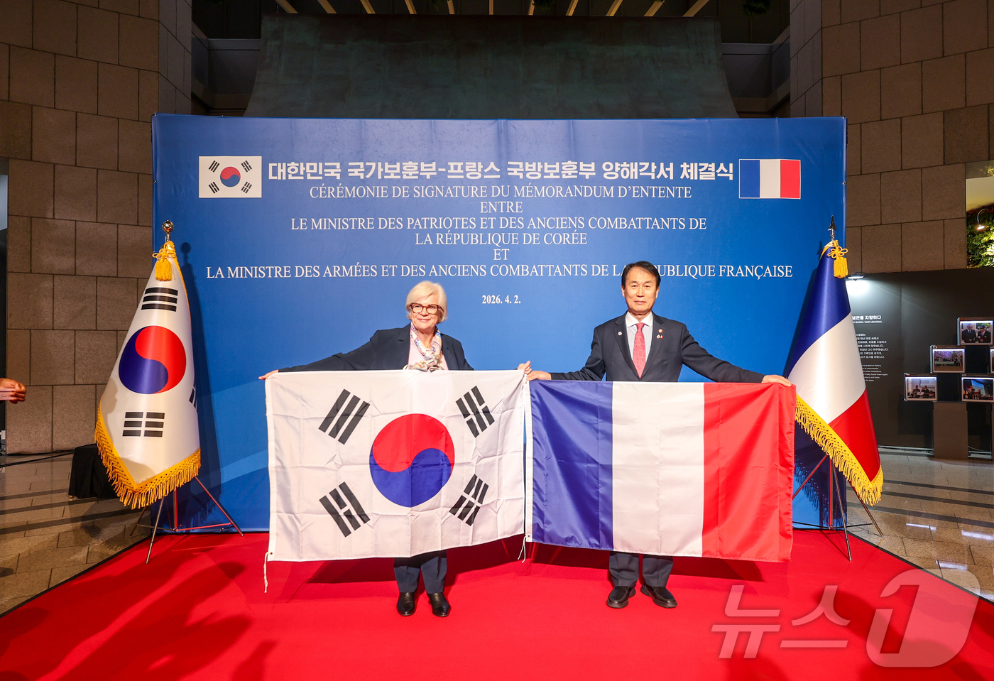 (서울=뉴스1) = 권오을 국가보훈부 장관이 2일 오후 서울시 용산구 전쟁기념관에서 열린 대한민국 국가보훈부-프랑스 국방보훈부 양해각서 체결식에 참석해 카트린 보트랭 프랑스 국방보 …