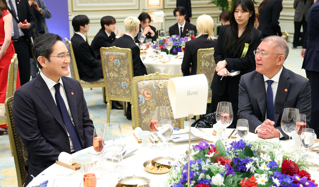 대화 나누는 이재용 회장과 정의선 회장