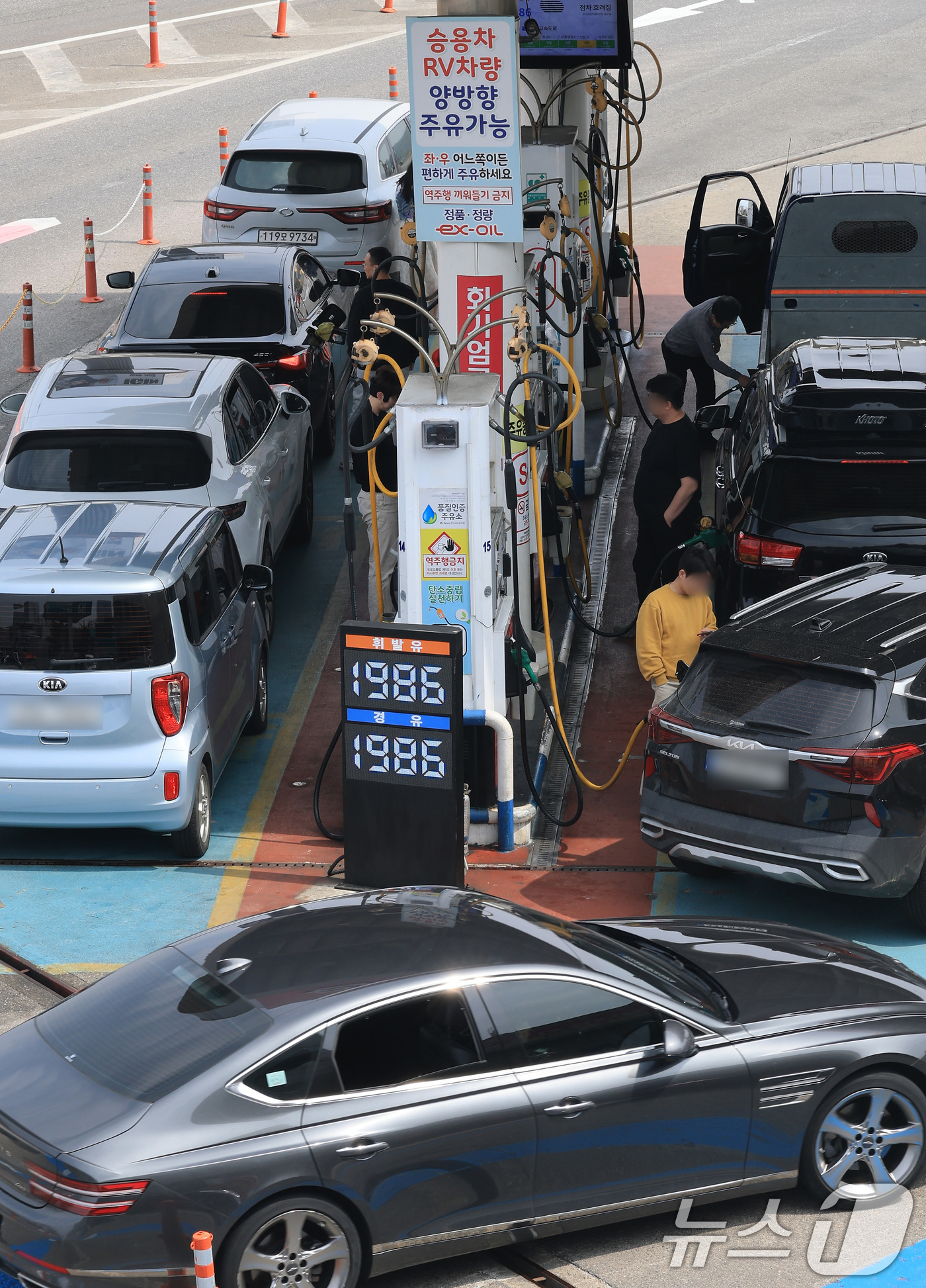 (서울=뉴스1) 임세영 기자 = 3일 서울 서초구 만남의광장 주유소에서 시민들이 주유를 하고 있다.2일(현지시간) CNBC방송이 인용한 S&P글로벌 자료에 따르면 브렌트유 현물 가 …