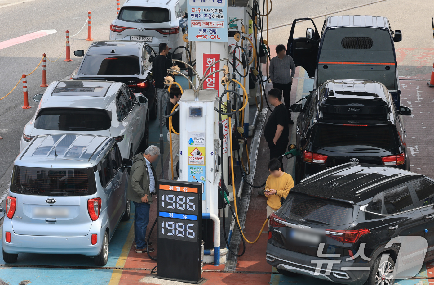 (서울=뉴스1) 임세영 기자 = 3일 서울 서초구 만남의광장 주유소에서 시민들이 주유를 하고 있다.2일(현지시간) CNBC방송이 인용한 S&P글로벌 자료에 따르면 브렌트유 현물 가 …