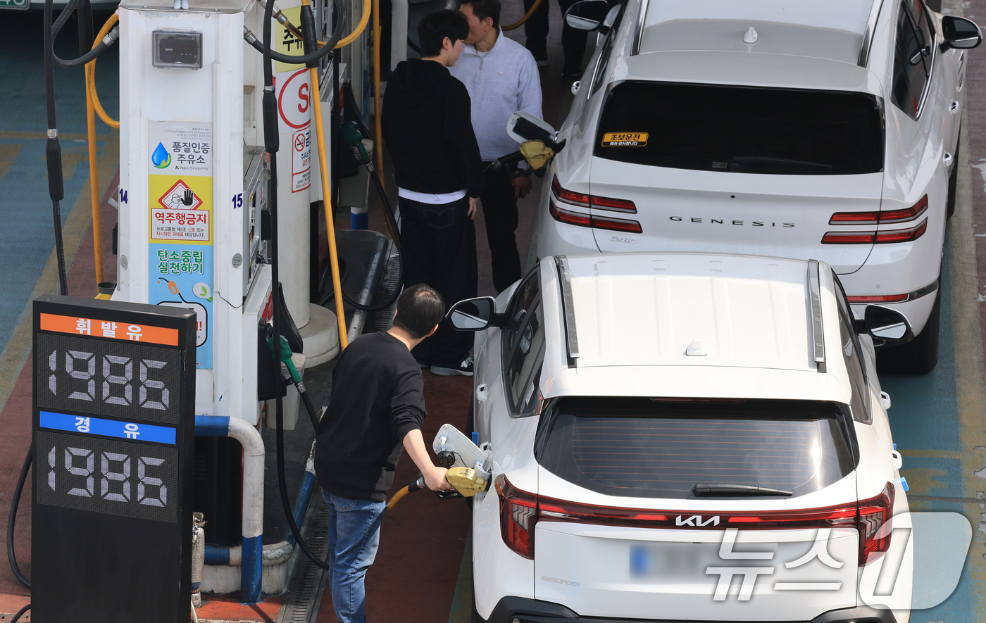 (서울=뉴스1) 임세영 기자 = 3일 서울 서초구 만남의광장 주유소에서 시민들이 주유를 하고 있다.2일(현지시간) CNBC방송이 인용한 S&P글로벌 자료에 따르면 브렌트유 현물 가 …