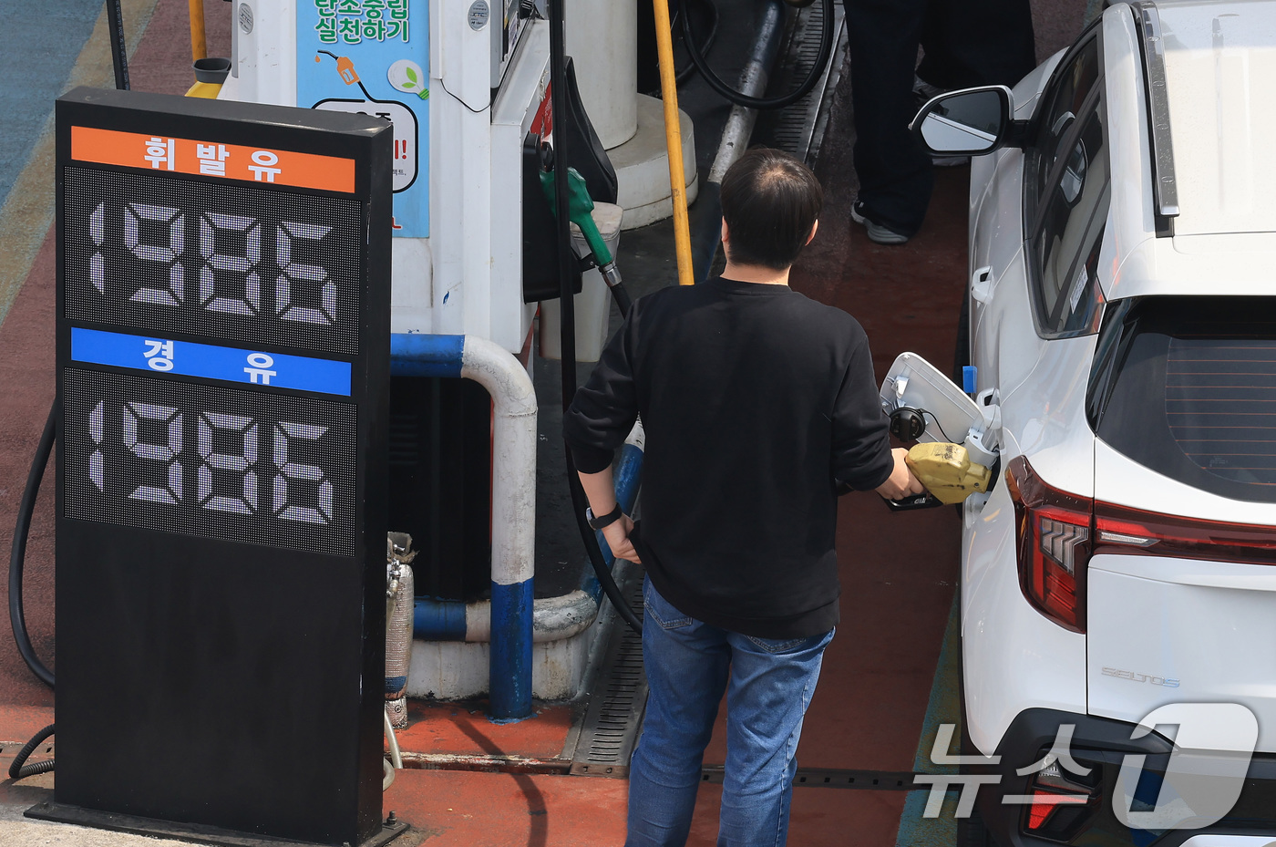 (서울=뉴스1) 임세영 기자 = 3일 서울 서초구 만남의광장 주유소에서 시민들이 주유를 하고 있다.2일(현지시간) CNBC방송이 인용한 S&P글로벌 자료에 따르면 브렌트유 현물 가 …