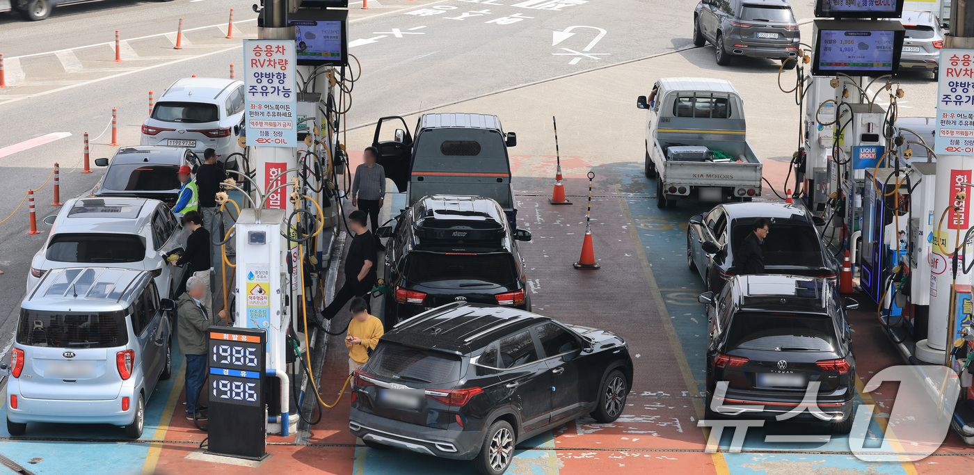 (서울=뉴스1) 임세영 기자 = 3일 서울 서초구 만남의광장 주유소에서 시민들이 주유를 하고 있다.2일(현지시간) CNBC방송이 인용한 S&P글로벌 자료에 따르면 브렌트유 현물 가 …