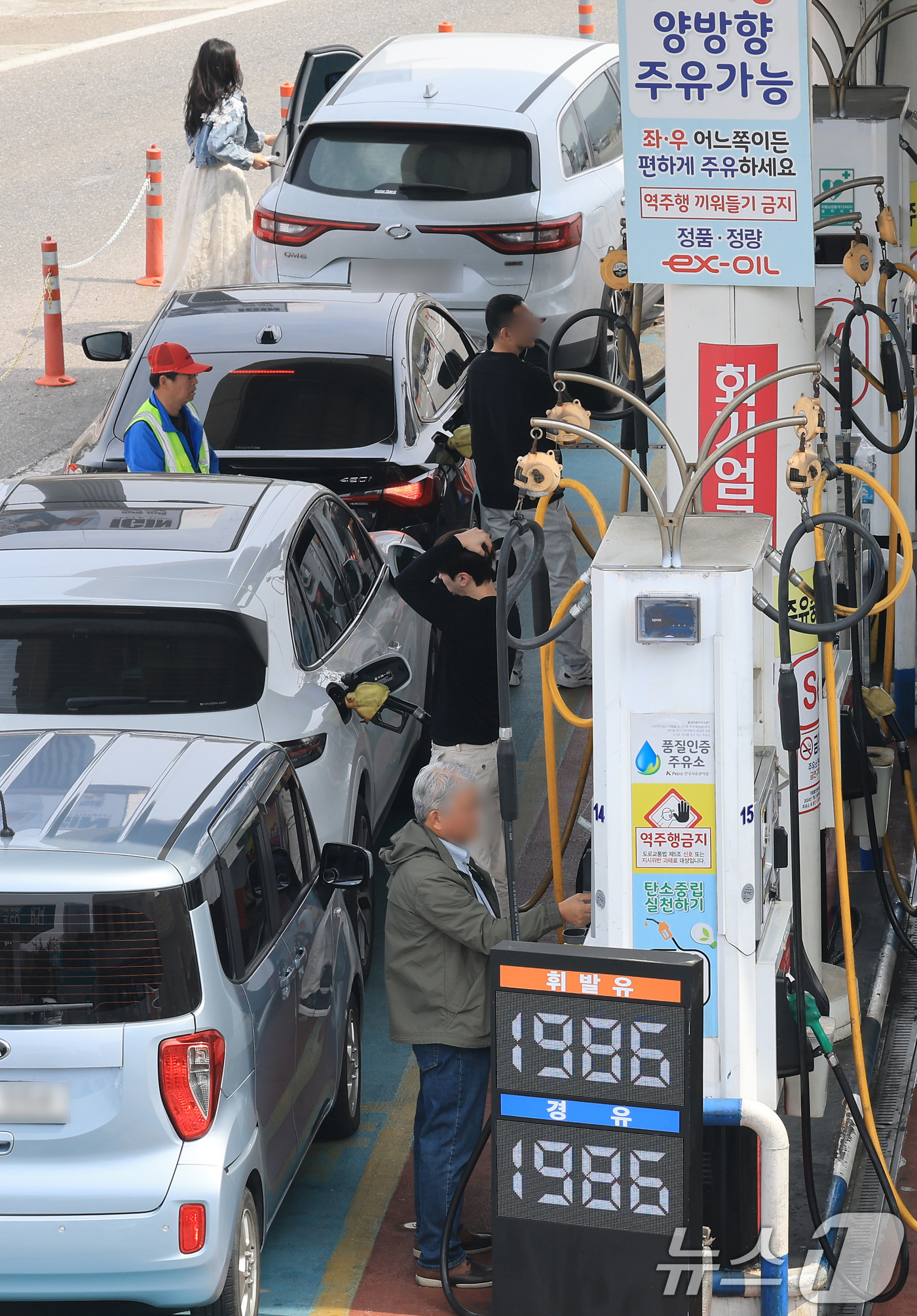 (서울=뉴스1) 임세영 기자 = 3일 서울 서초구 만남의광장 주유소에서 시민들이 주유를 하고 있다.2일(현지시간) CNBC방송이 인용한 S&P글로벌 자료에 따르면 브렌트유 현물 가 …