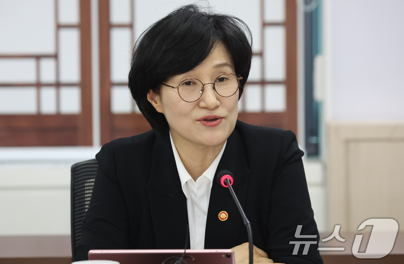 (서울=뉴스1) 김명섭 기자 = 원민경 성평등가족부 장관이 3일 오후 서울 종로구 세종대로 정부서울청사에서 열린 제4차 AI 성평등 전략 포럼에서 모두 발언을 하고 있다.  202 …