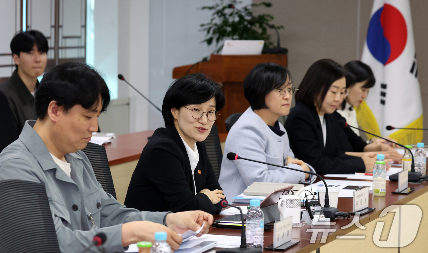 (서울=뉴스1) 김명섭 기자 = 원민경 성평등가족부 장관이 3일 오후 서울 종로구 세종대로 정부서울청사에서 열린 제4차 AI 성평등 전략 포럼에서 모두 발언을 하고 있다.  202 …