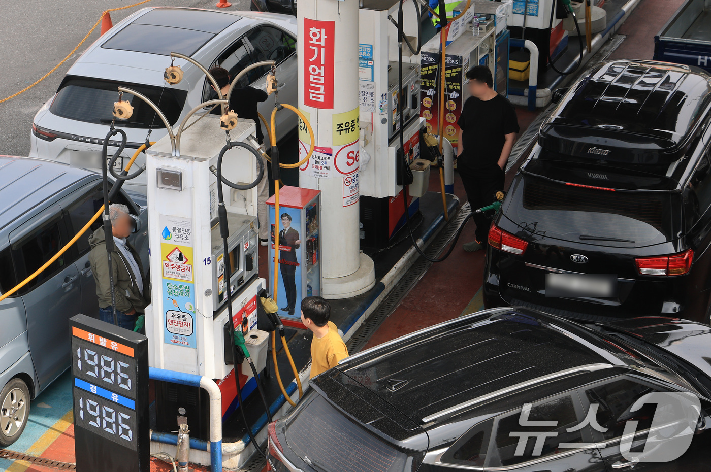 (서울=뉴스1) 임세영 기자 = 3일 서울 서초구 만남의광장 주유소에서 시민들이 주유를 하고 있다.2일(현지시간) CNBC방송이 인용한 S&P글로벌 자료에 따르면 브렌트유 현물 가 …