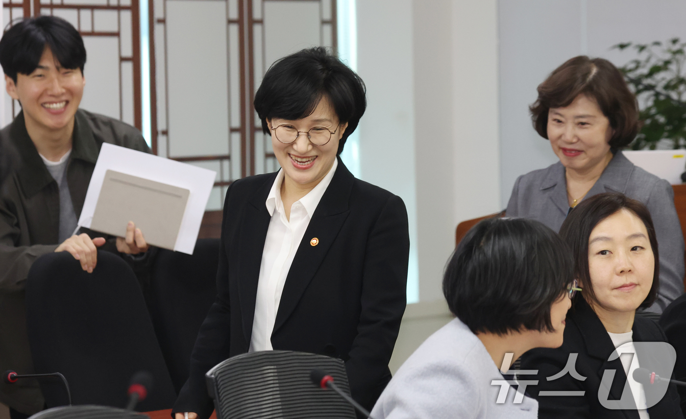 (서울=뉴스1) 김명섭 기자 = 원민경 성평등가족부 장관이 3일 오후 서울 종로구 세종대로 정부서울청사에서 열린 제4차 AI 성평등 전략 포럼에 참석하고 있다.  2026.4.3/ …