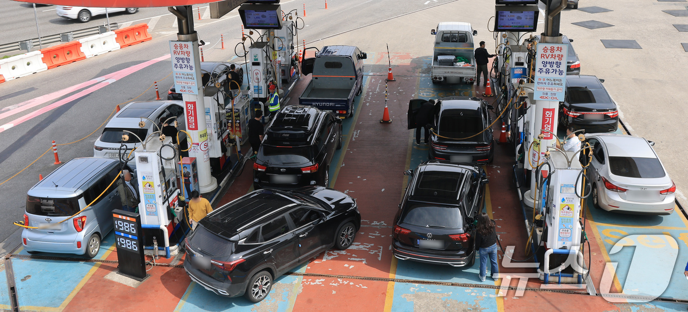 (서울=뉴스1) 임세영 기자 = 3일 서울 서초구 만남의광장 주유소에서 시민들이 주유를 하고 있다.2일(현지시간) CNBC방송이 인용한 S&P글로벌 자료에 따르면 브렌트유 현물 가 …