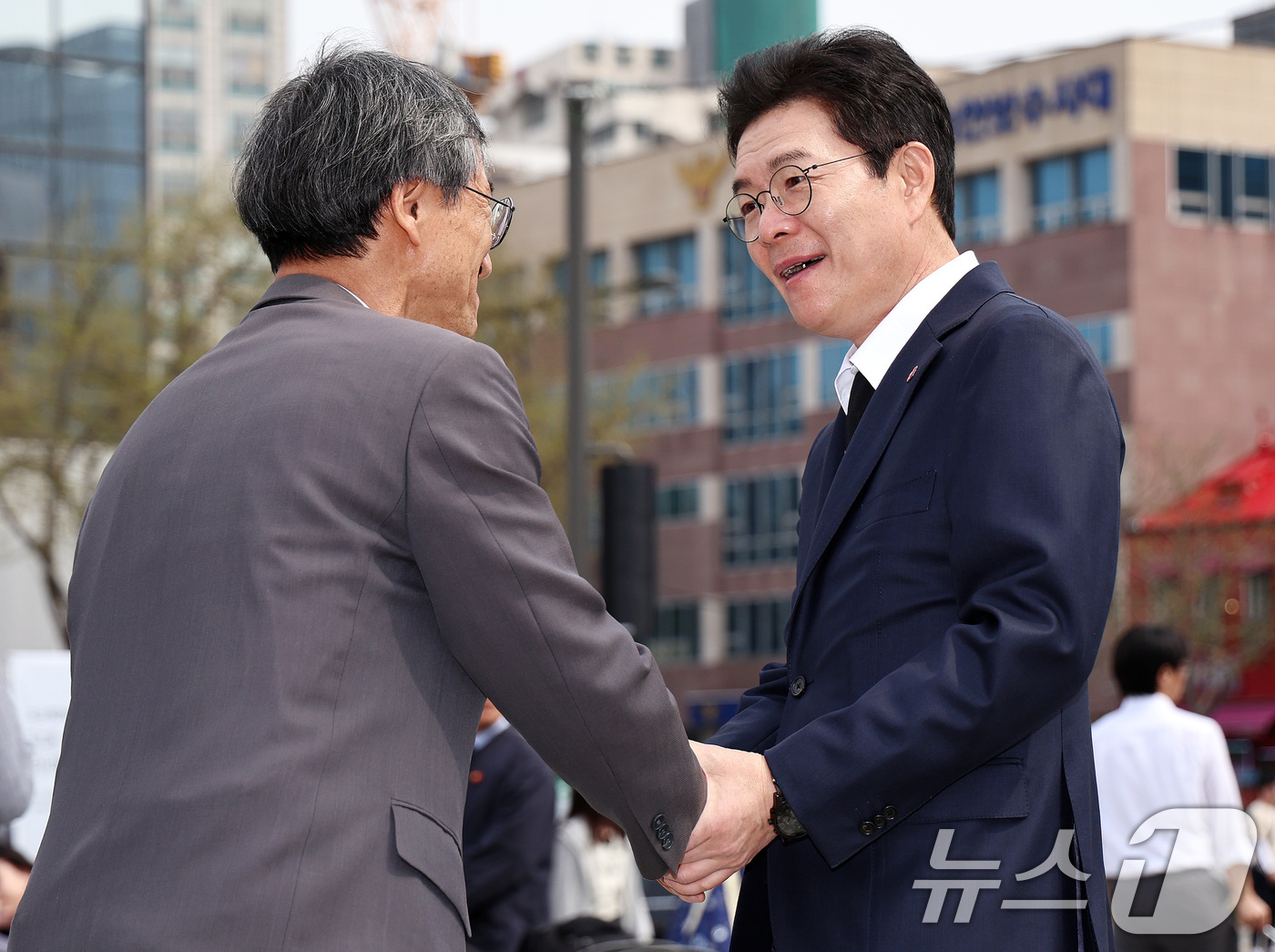 (서울=뉴스1) 구윤성 기자 = 정원오 더불어민주당 서울시장 예비후보가 3일 오후 서울 종로구 송현광장에 마련된 제주 4·3 제78주년 희생자 추모공간을 방문해 관계자와 인사 나누 …