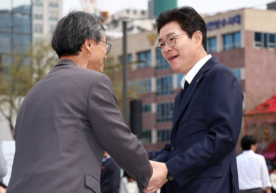 제주4·3 단체 관계자와 인사 나누는 정원오 예비후보