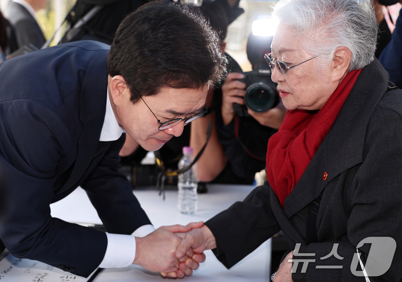 (서울=뉴스1) 구윤성 기자 = 정원오 더불어민주당 서울시장 예비후보가 3일 오후 서울 종로구 송현광장에 마련된 제주 4·3 제78주년 희생자 추모공간에 헌화한 뒤 희생자 유가족과 …