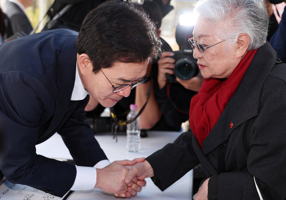 제주4·3 희생자 유가족과 대화하는 정원오 예비후보