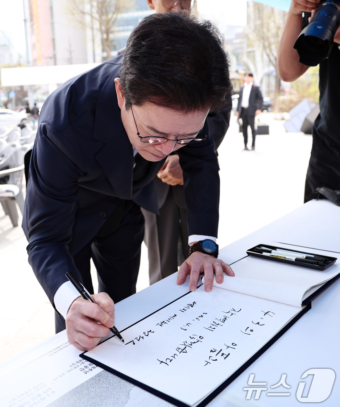 (서울=뉴스1) 구윤성 기자 = 정원오 더불어민주당 서울시장 예비후보가 3일 오후 서울 종로구 송현광장에 마련된 제주 4·3 제78주년 희생자 추모공간에 헌화한 뒤 방명록을 쓰고 …