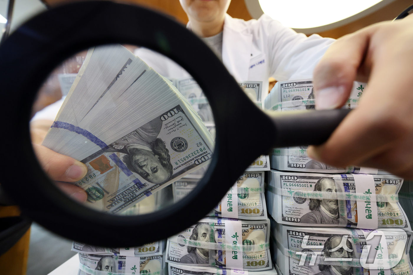 (서울=뉴스1) 황기선 기자 = 미국·이란 전쟁 발발에 따른 환율 불안으로 시장안정화 조치가 확대되면서 우리나라 외환보유액이 두 달 만에 감소 전환했다.3일 한국은행에 따르면 20 …