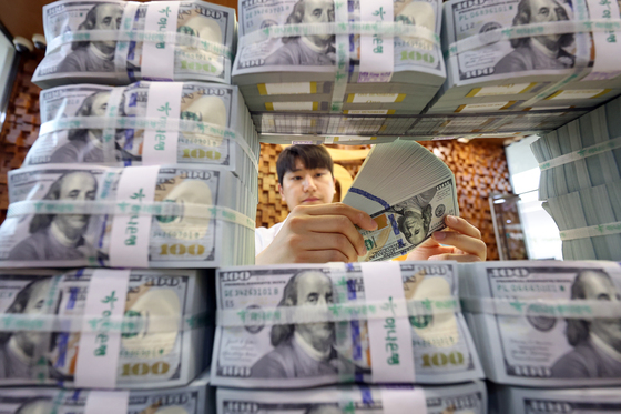 서학개미 달러 쇼핑에 경상흑자 '무색'…한은 "원화 절하 80%, 해외투자 영향"