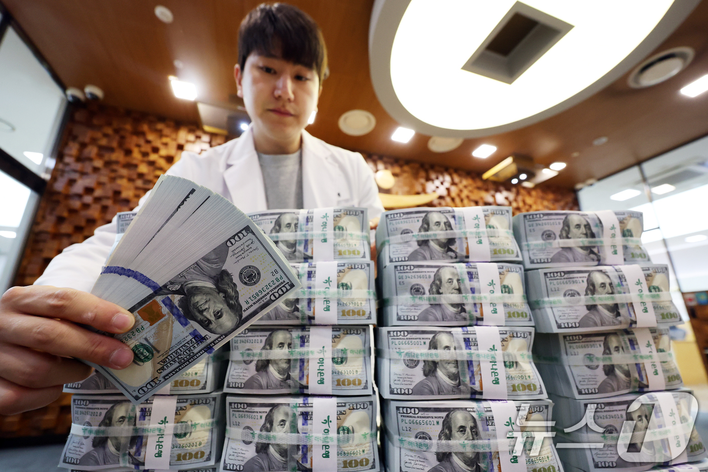 (서울=뉴스1) 황기선 기자 = 미국·이란 전쟁 발발에 따른 환율 불안으로 시장안정화 조치가 확대되면서 우리나라 외환보유액이 두 달 만에 감소 전환했다.3일 한국은행에 따르면 20 …