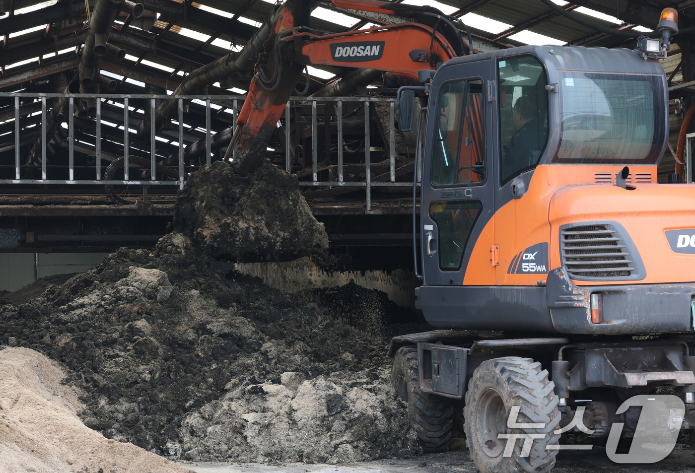 (경기=뉴스1) 김영운 기자 = 중동 전쟁 장기화로 비료 원료 수급 불안이 이어지는 가운데 정부가 수입 의존도가 높은 무기질비료 사용을 줄이고, 가축분뇨 활용을 확대하는 등 농업 …