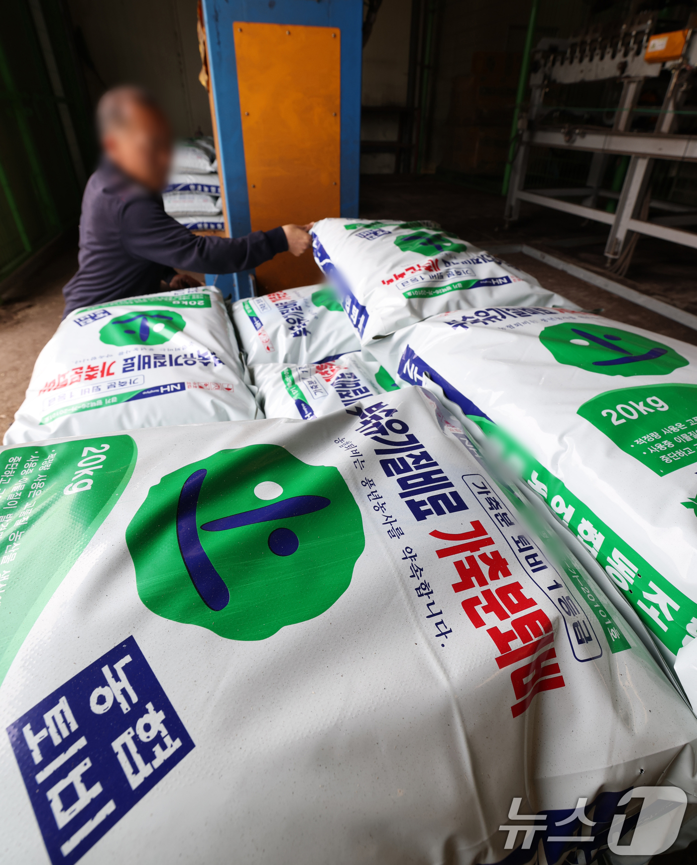 (경기=뉴스1) 김영운 기자 = 중동 전쟁 장기화로 비료 원료 수급 불안이 이어지는 가운데 정부가 수입 의존도가 높은 무기질비료 사용을 줄이고, 가축분뇨 활용을 확대하는 등 농업 …