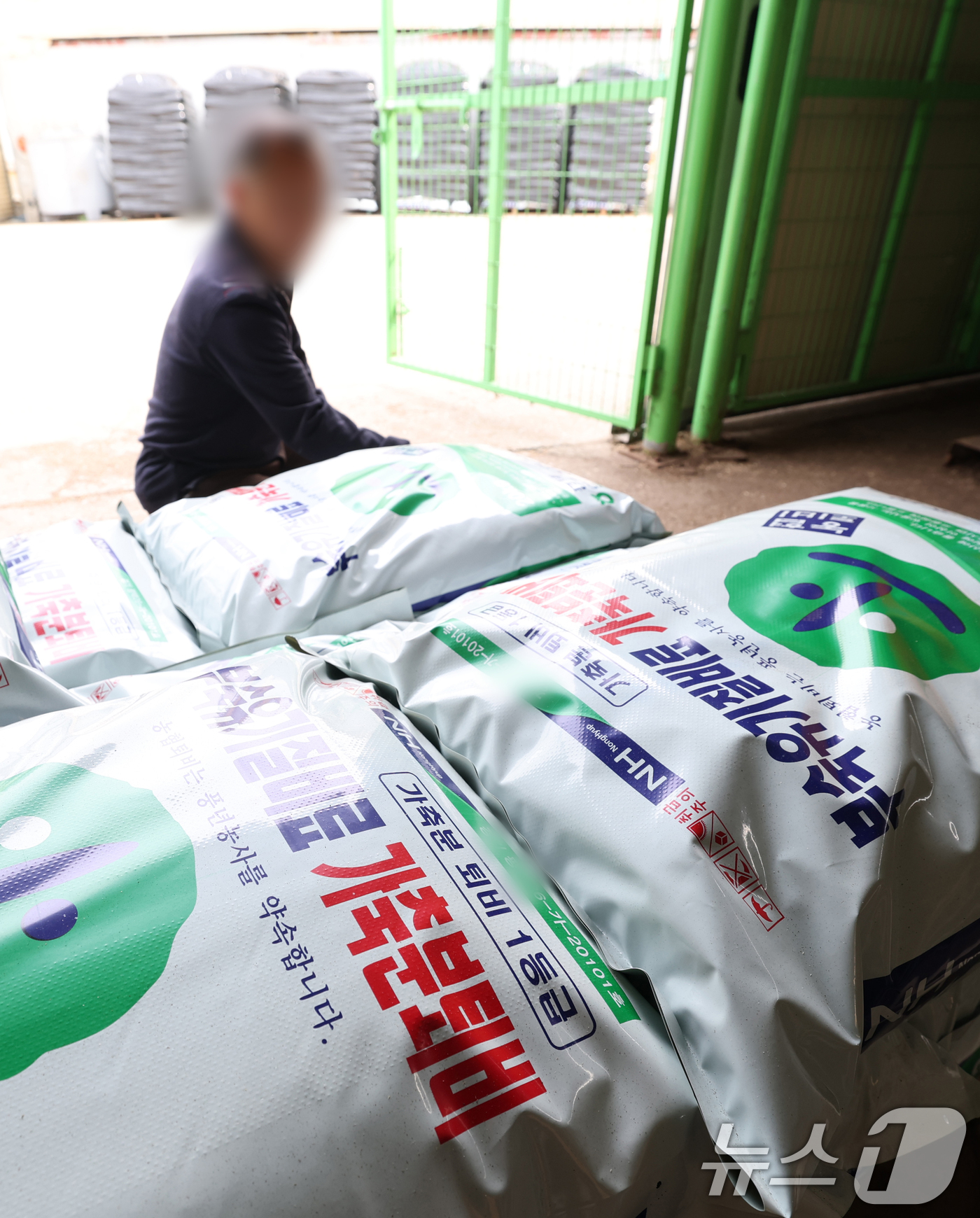 (경기=뉴스1) 김영운 기자 = 중동 전쟁 장기화로 비료 원료 수급 불안이 이어지는 가운데 정부가 수입 의존도가 높은 무기질비료 사용을 줄이고, 가축분뇨 활용을 확대하는 등 농업 …