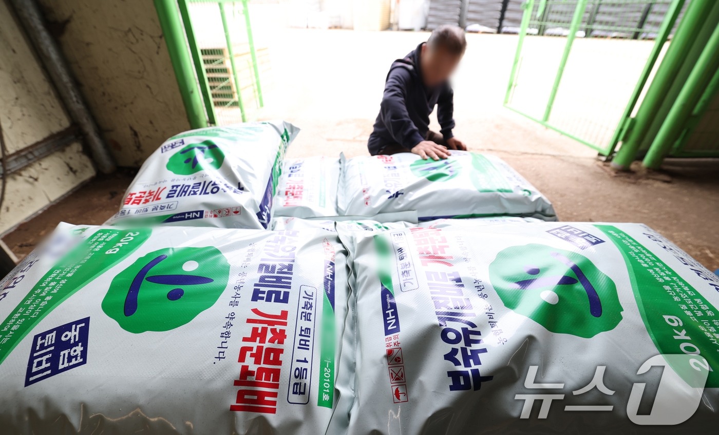 (경기=뉴스1) 김영운 기자 = 중동 전쟁 장기화로 비료 원료 수급 불안이 이어지는 가운데 정부가 수입 의존도가 높은 무기질비료 사용을 줄이고, 가축분뇨 활용을 확대하는 등 농업 …