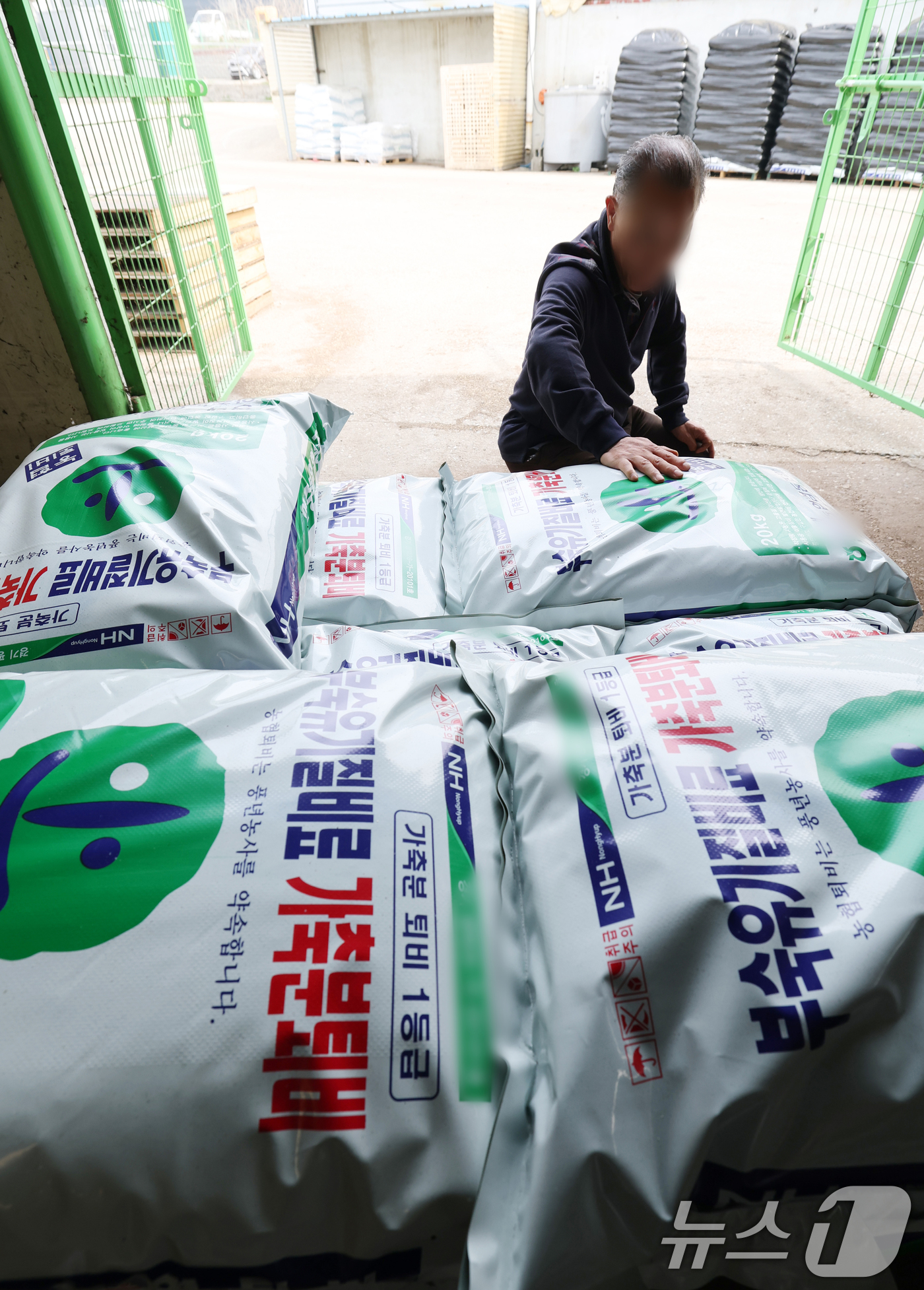 (경기=뉴스1) 김영운 기자 = 중동 전쟁 장기화로 비료 원료 수급 불안이 이어지는 가운데 정부가 수입 의존도가 높은 무기질비료 사용을 줄이고, 가축분뇨 활용을 확대하는 등 농업 …