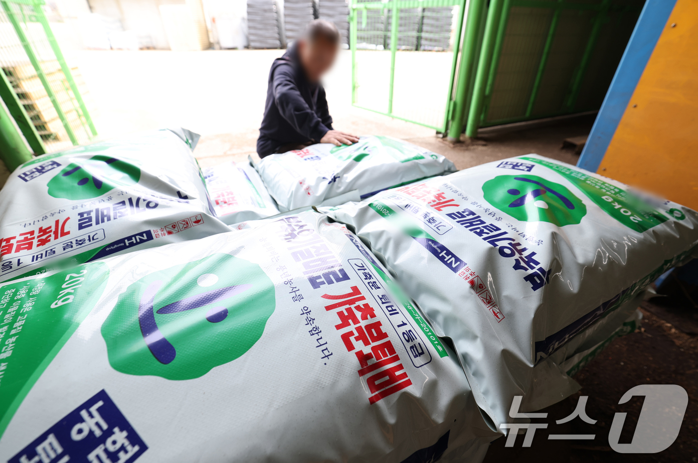 (경기=뉴스1) 김영운 기자 = 중동 전쟁 장기화로 비료 원료 수급 불안이 이어지는 가운데 정부가 수입 의존도가 높은 무기질비료 사용을 줄이고, 가축분뇨 활용을 확대하는 등 농업 …