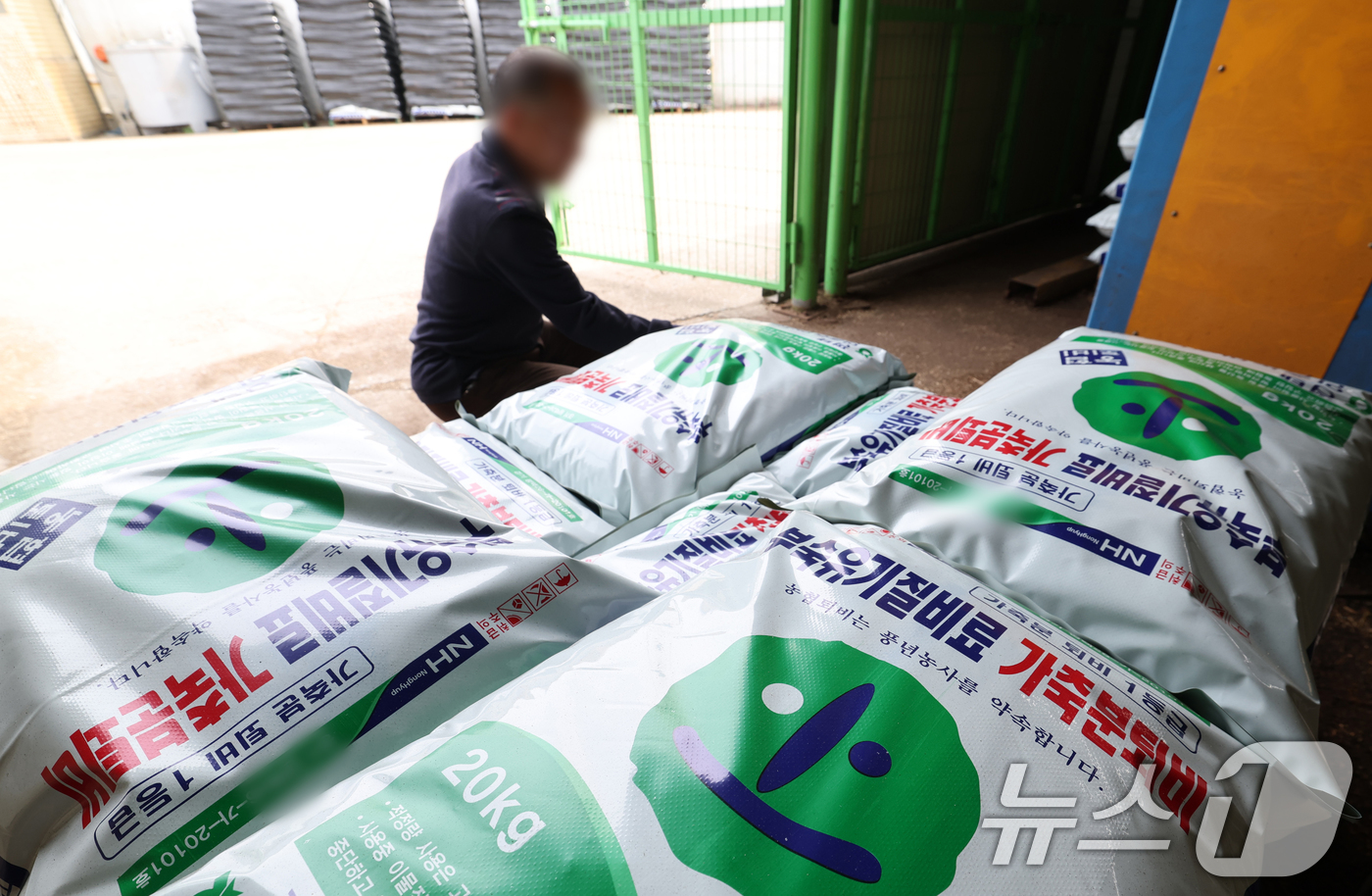 (경기=뉴스1) 김영운 기자 = 중동 전쟁 장기화로 비료 원료 수급 불안이 이어지는 가운데 정부가 수입 의존도가 높은 무기질비료 사용을 줄이고, 가축분뇨 활용을 확대하는 등 농업 …