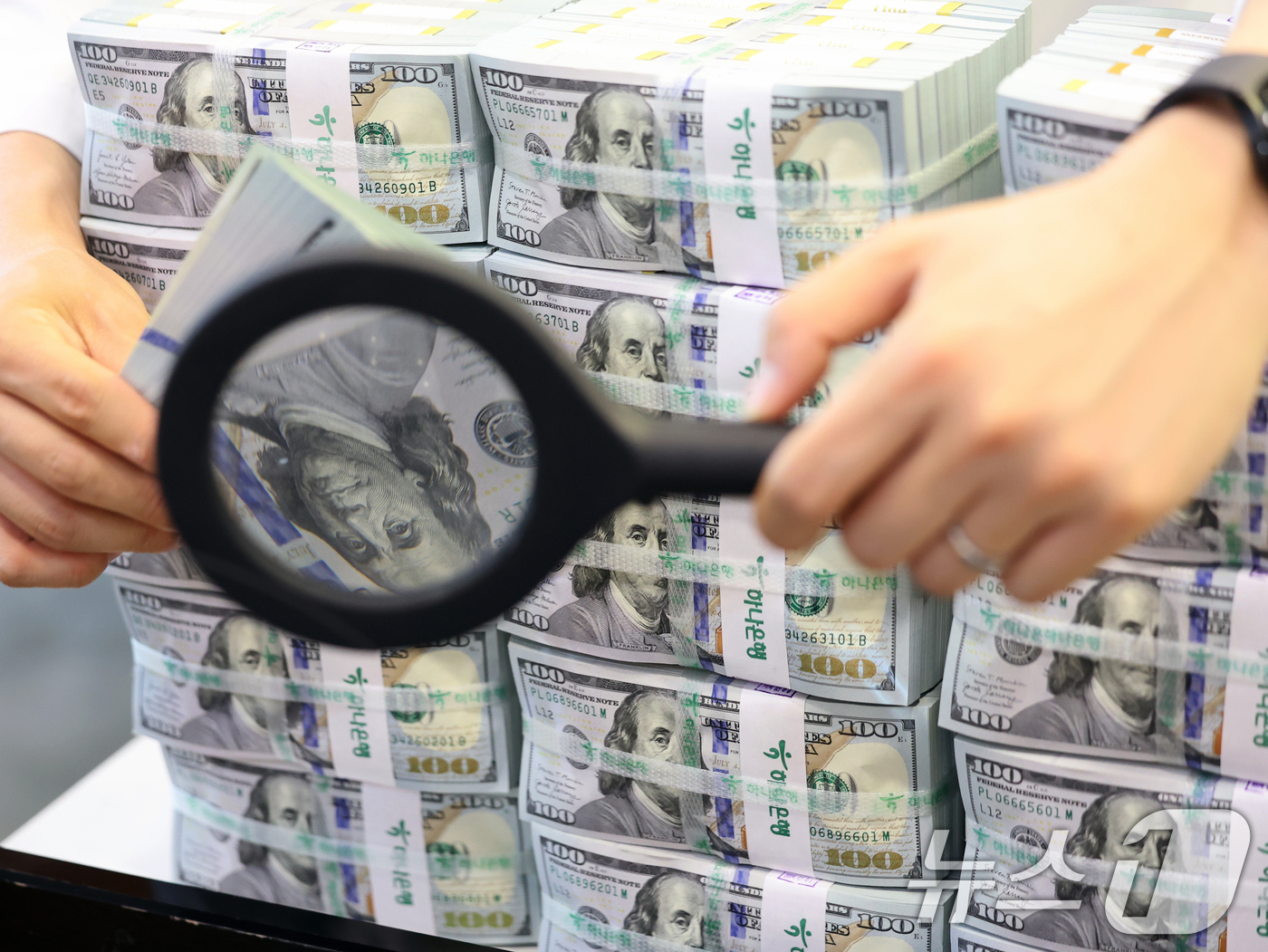 (서울=뉴스1) 황기선 기자 = 미국·이란 전쟁 발발에 따른 환율 불안으로 시장안정화 조치가 확대되면서 우리나라 외환보유액이 두 달 만에 감소 전환했다.3일 한국은행에 따르면 20 …