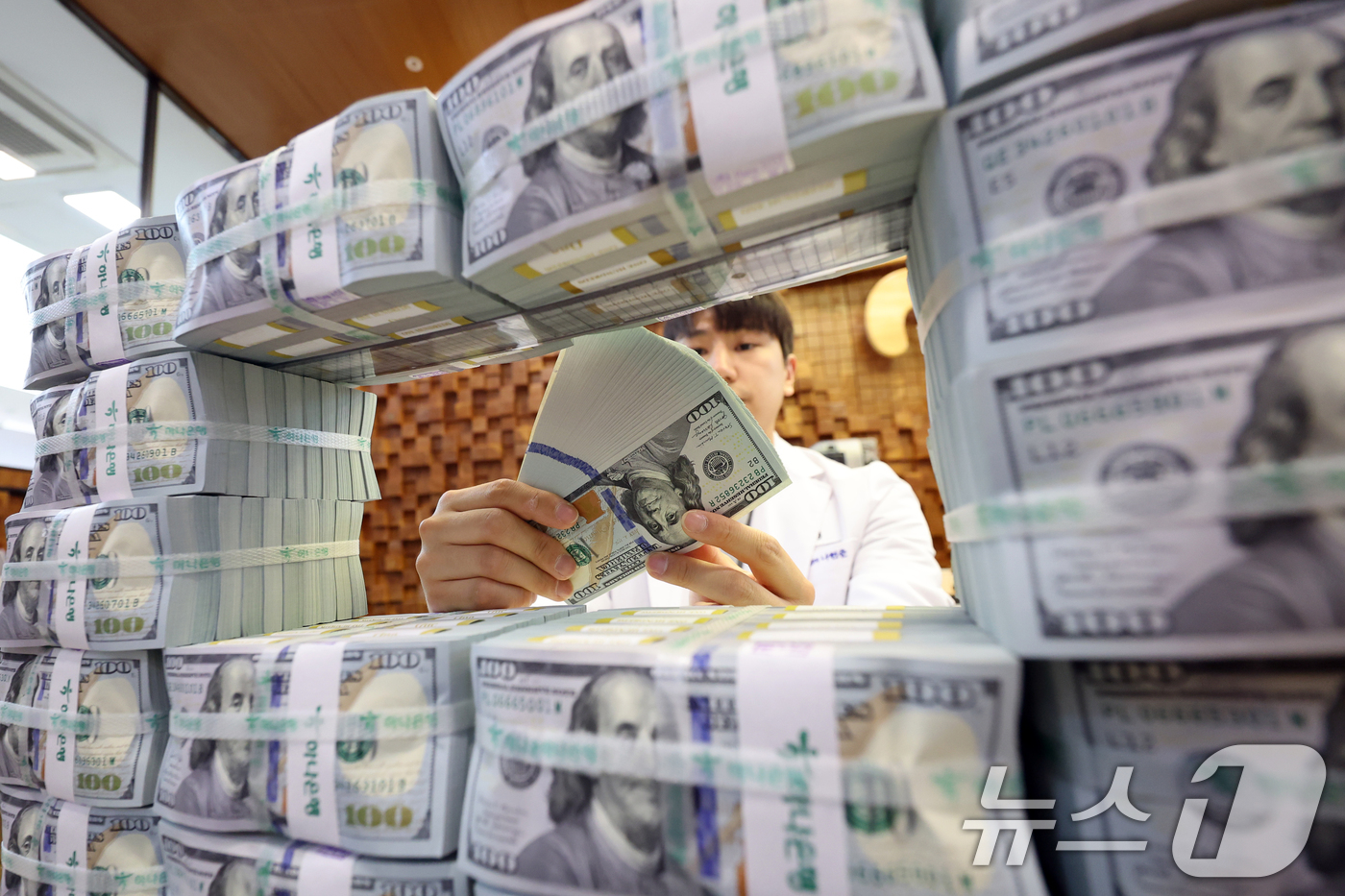 (서울=뉴스1) 황기선 기자 = 미국·이란 전쟁 발발에 따른 환율 불안으로 시장안정화 조치가 확대되면서 우리나라 외환보유액이 두 달 만에 감소 전환했다.3일 한국은행에 따르면 20 …