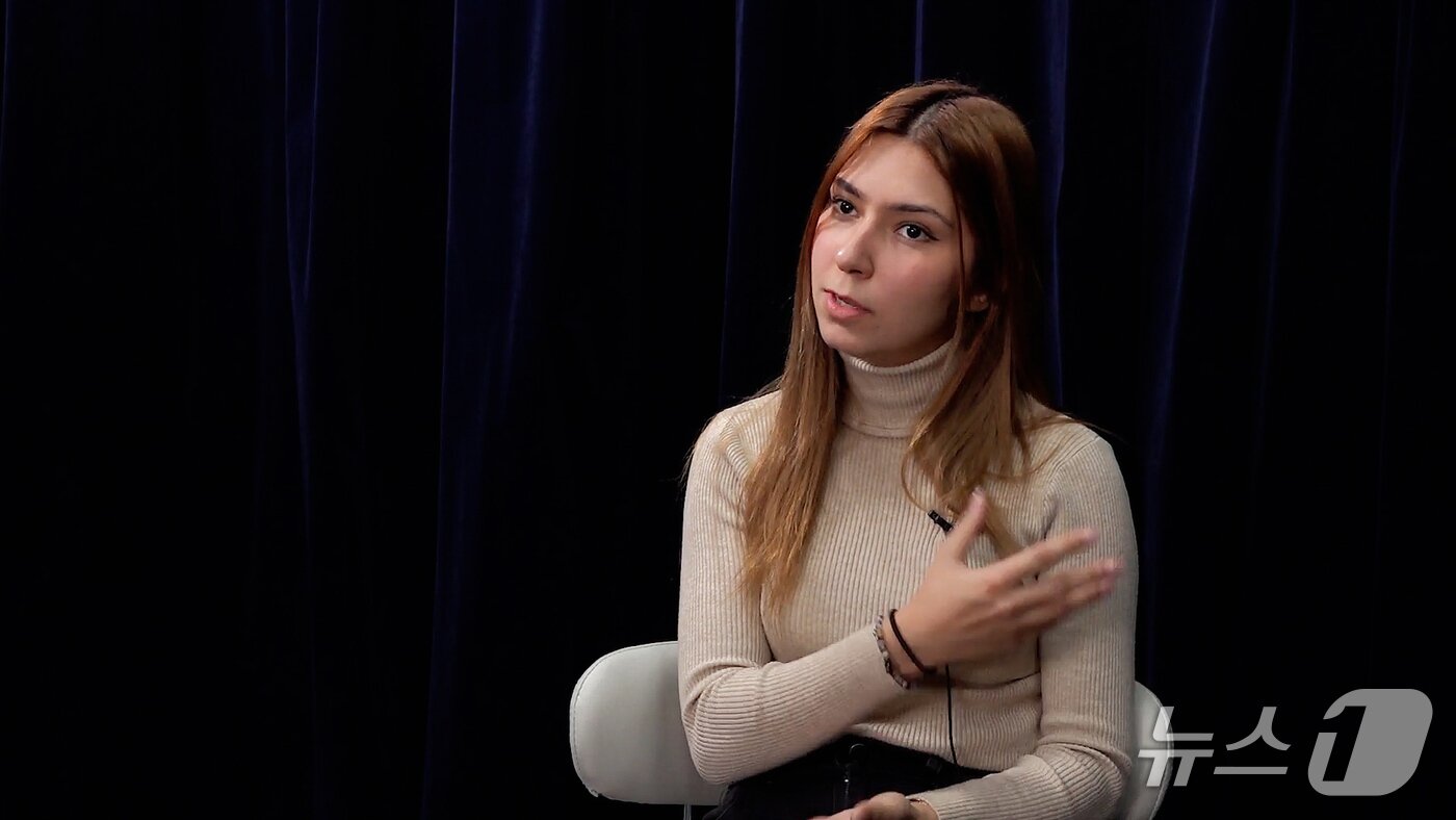 본문 이미지 - 한국에 거주 중인 마사 이사리 씨(27)가 31일 뉴스1과의 인터뷰 도중 질문에 답하고 있다.