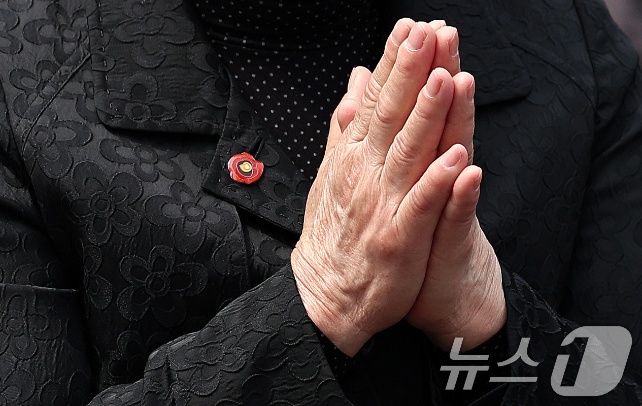 (서울=뉴스1) 구윤성 기자 = 3일 오후 서울 종로구 송현광장에 마련된 제주 4·3 제78주년 희생자 추모공간에서 한 추모객이 4·3사건 추모의 의미로 제작된 동백꽃 뱃지를 달고 …