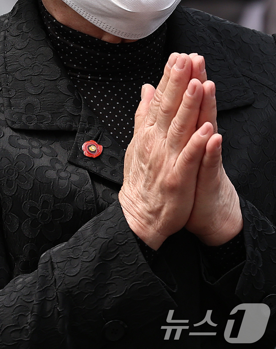 (서울=뉴스1) 구윤성 기자 = 3일 오후 서울 종로구 송현광장에 마련된 제주 4·3 제78주년 희생자 추모공간에서 한 추모객이 4·3사건 추모의 의미로 제작된 동백꽃 뱃지를 달고 …