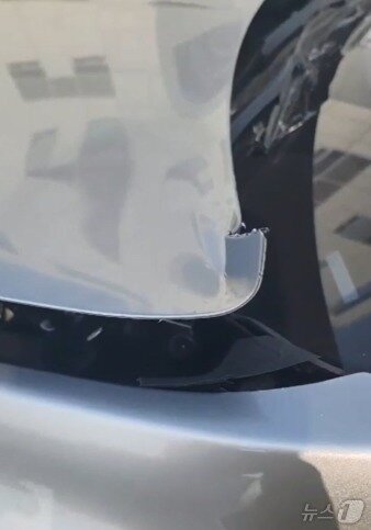 본문 이미지 - 지난달 27일 오후 1시쯤 운전자 A 씨의 차량의 보닛이 주행 중 완전히 꺾여 올라가 앞유리를 강타해 운전이 불가한 모습 (독자 제공. 재판매 및 DB 금지) 2026.4.3 ⓒ 뉴스1 