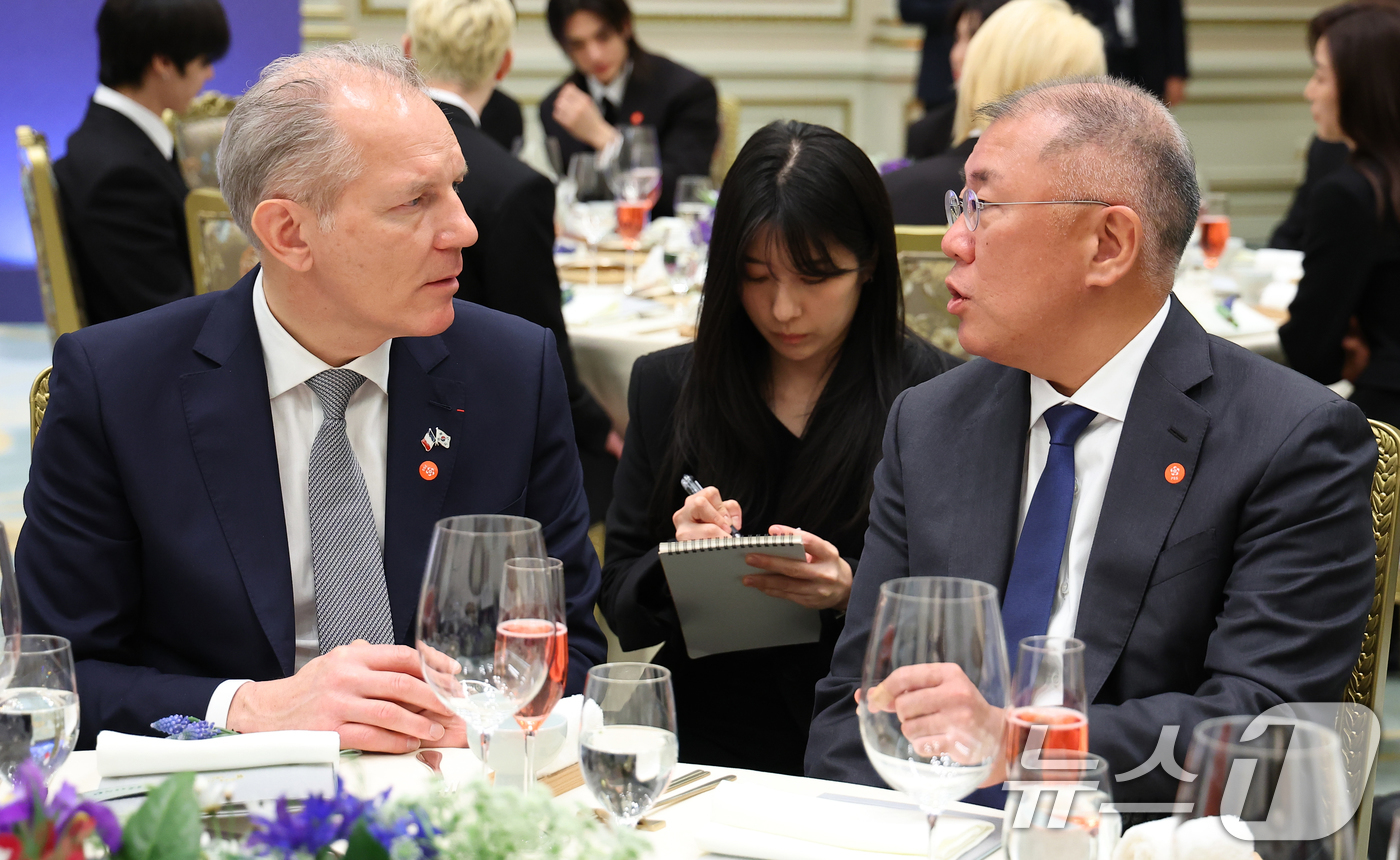 (서울=뉴스1) 허경 기자 = 정의선 현대차그룹 회장과 프랑수와 자코브 에어리퀴드 대표이사가 3일 청와대 영빈관에서 열린 에마뉘엘 마크롱 프랑스 대통령 국빈 방한 환영 오찬에서 대 …