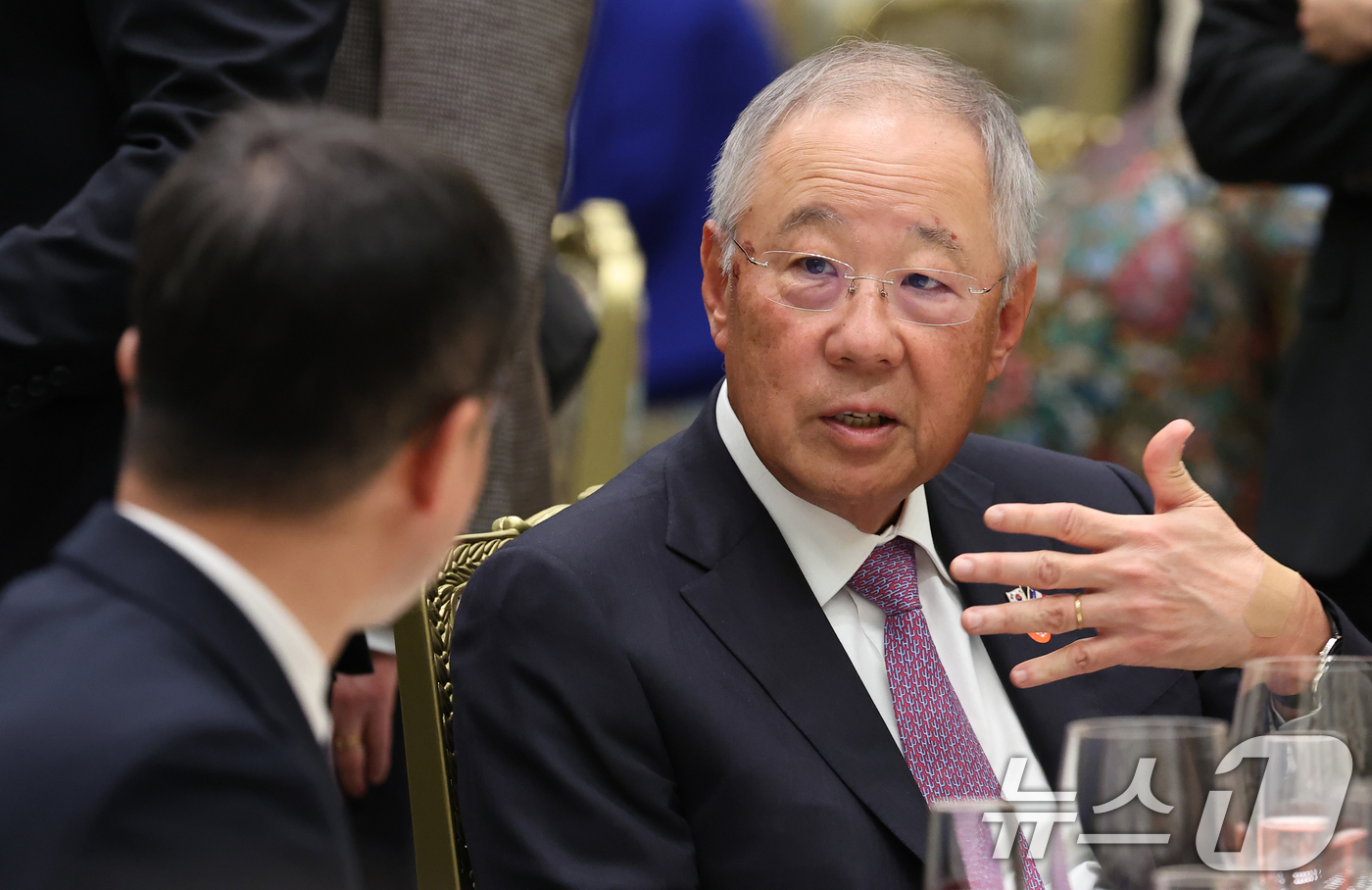 (서울=뉴스1) 허경 기자 = 류진 한국경제인협회장 겸 풍산 회장과 한병도 더불어민주당 원내대표가 3일 청와대 영빈관에서 열린 에마뉘엘 마크롱 프랑스 대통령 국빈 방한 환영 오찬에 …