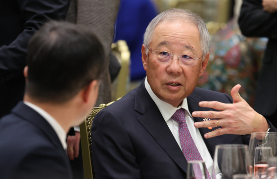 대화하는 류진 회장과 한병도 원내대표