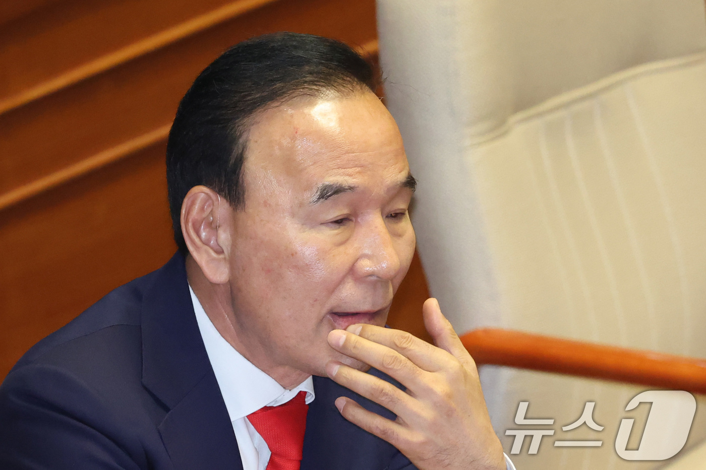(서울=뉴스1) 신웅수 기자 = 박덕흠 국민의힘 공천관리위원장이 3일 서울 여의도 국회에서 열린 제434회국회(임시회) 제434-1차 본회의에서 생각에 잠겨 있다. 2026.4.3 …