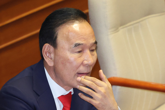 생각 잠긴 박덕흠