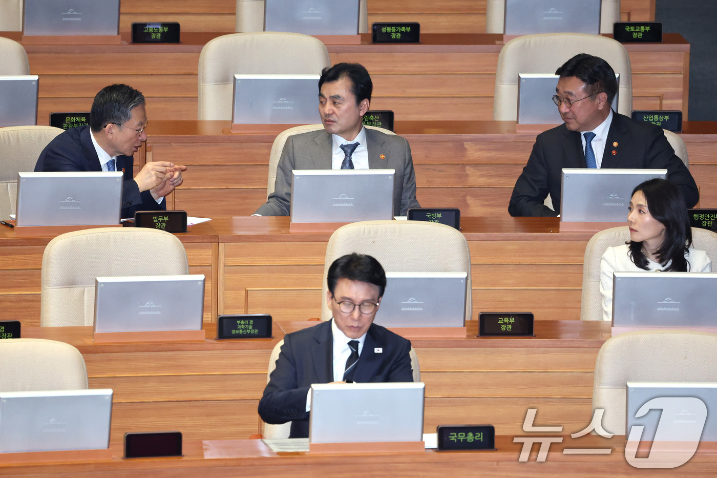 (서울=뉴스1) 신웅수 기자 = 정성호 법무부 장관을 비롯한 국무위원들이 3일 서울 여의도 국회에서 열린 제434회국회(임시회) 제434-1차 본회의에서 대화하고 있다. 2026. …