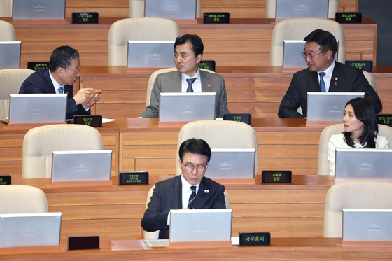 대화하는 국무위원들