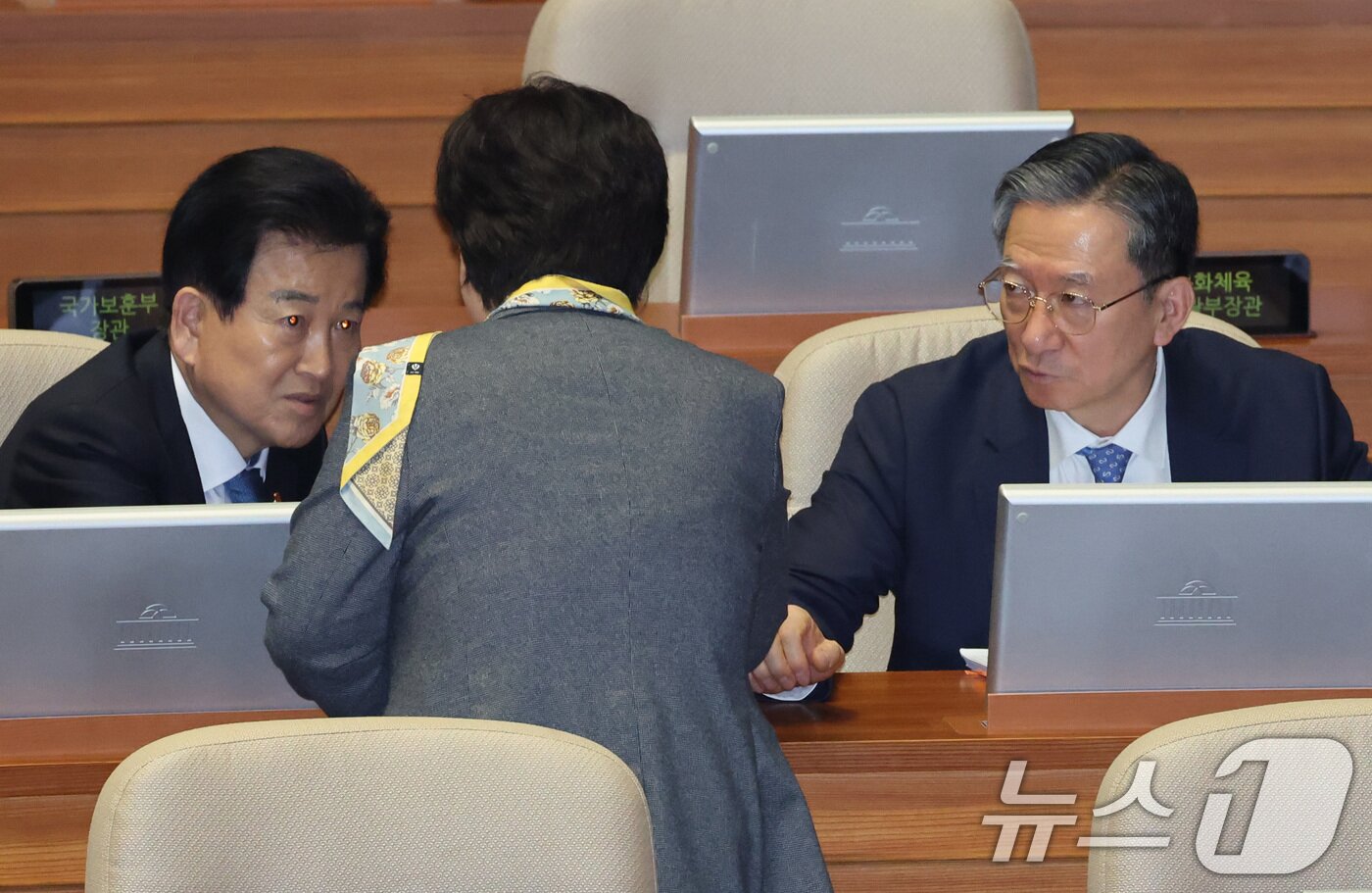 본문 이미지 - 정성호 법무부 장관과 정동영 통일부 장관이 3일 서울 여의도 국회에서 열린 제434회국회(임시회) 제434-1차 본회의에서 서영교 더불어민주당 의원과 대화하고 있다. 2026.4.3 ⓒ 뉴스1 신웅수 기자
