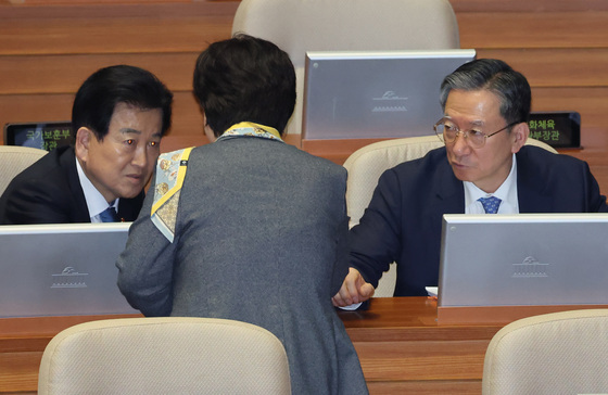 서영교 의원과 대화하는 정성호·정동영