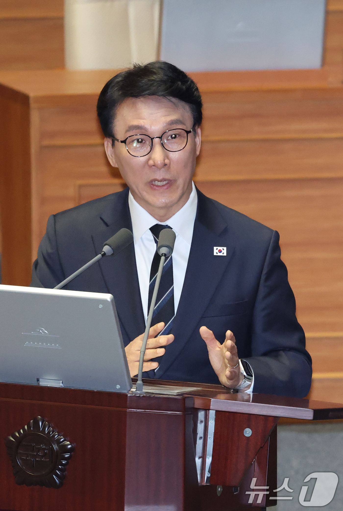 (서울=뉴스1) 신웅수 기자 = 김민석 국무총리가 3일 서울 여의도 국회에서 열린 제434회국회(임시회) 제434-1차 본회의에서 정치·외교·통일·안보에 관한 질문에 답변하고 있다 …