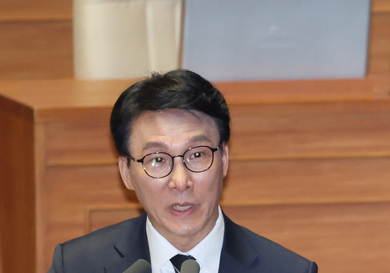 의원 질의 답변하는 김민석 총리