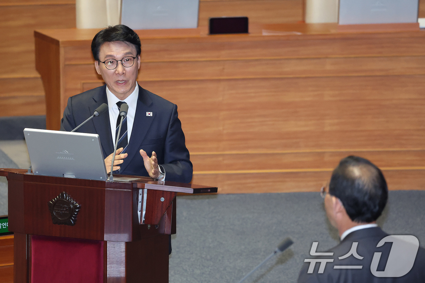 (서울=뉴스1) 신웅수 기자 = 김민석 국무총리가 3일 서울 여의도 국회에서 열린 제434회국회(임시회) 제434-1차 본회의에서 정치·외교·통일·안보에 관한 질문에 답변하고 있다 …