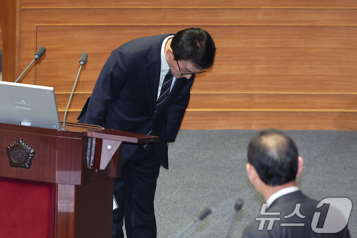 (서울=뉴스1) 신웅수 기자 = 김민석 국무총리가 3일 서울 여의도 국회에서 열린 제434회국회(임시회) 제434-1차 본회의에서 정치·외교·통일·안보에 관한 질문 답변에 앞서 인 …