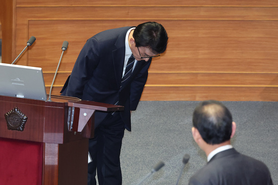 인사하는 김민석 총리